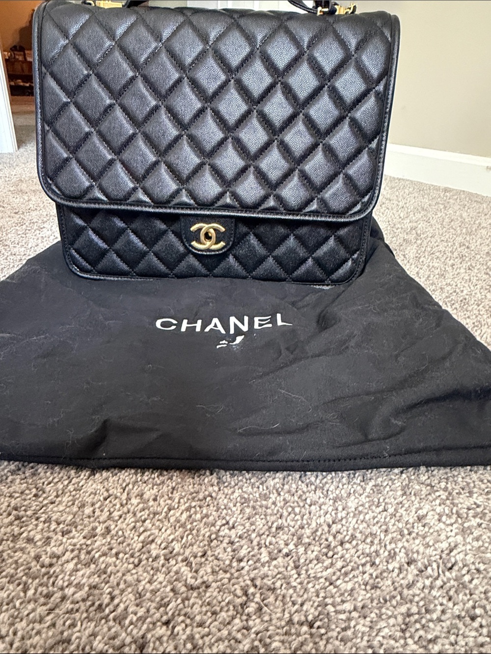 Source Unknown Black Quilted Crossbody Bag with Gold Hardware - Picture 4 of 4